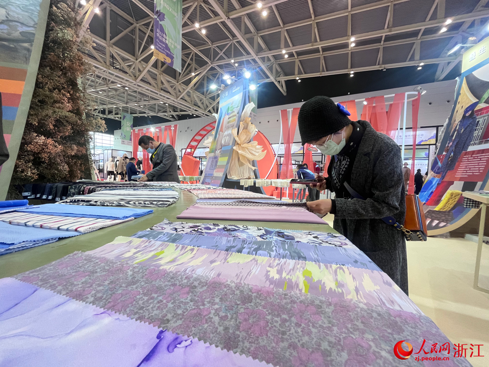 參展者挑選展品。人民網記者 張麗瑋攝