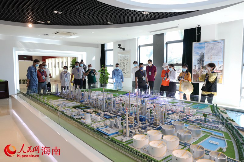 采訪團走進中國石化海南煉油化工有限公司。人民網 符武平攝