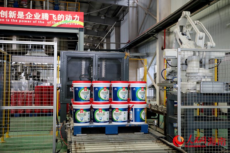 洋浦東方雨虹建筑材料有限公司生產的產品。人民網 符武平攝