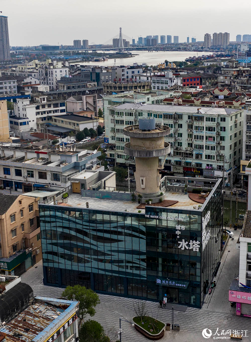 改造后的城市書房將老水塔融入現代的透明盒子建筑。人民網 章勇濤攝