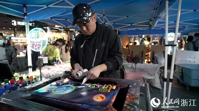 姚鋼作畫現場。人民網 陳陸洵攝