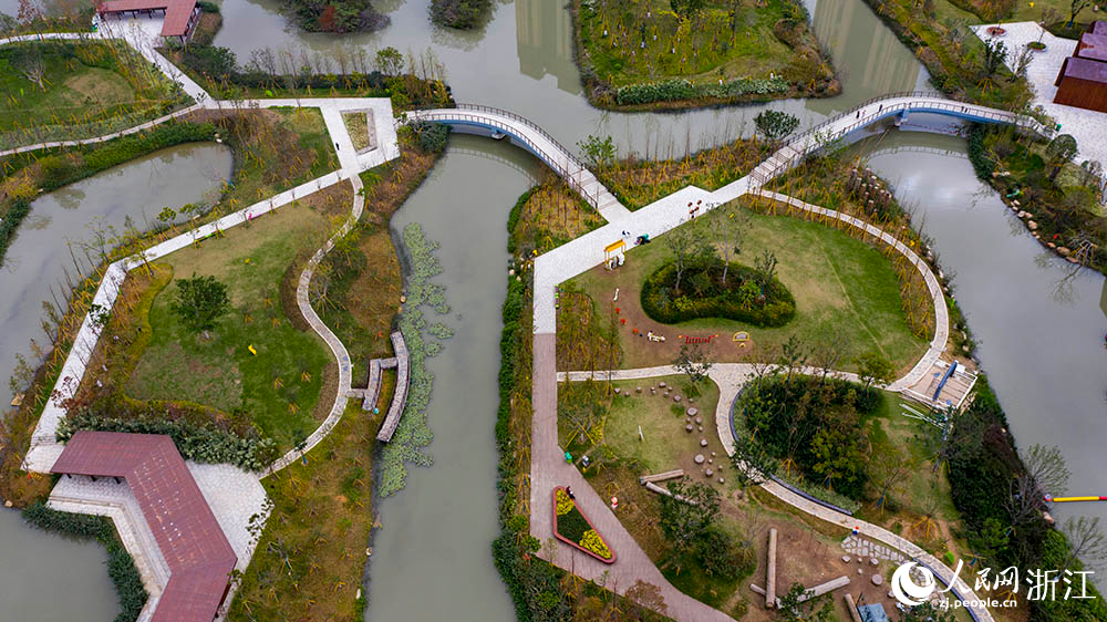 空中俯瞰龍港城市濕地公園，水清、河暢、岸綠，一派欣欣向榮的景象。人民網 章勇濤攝