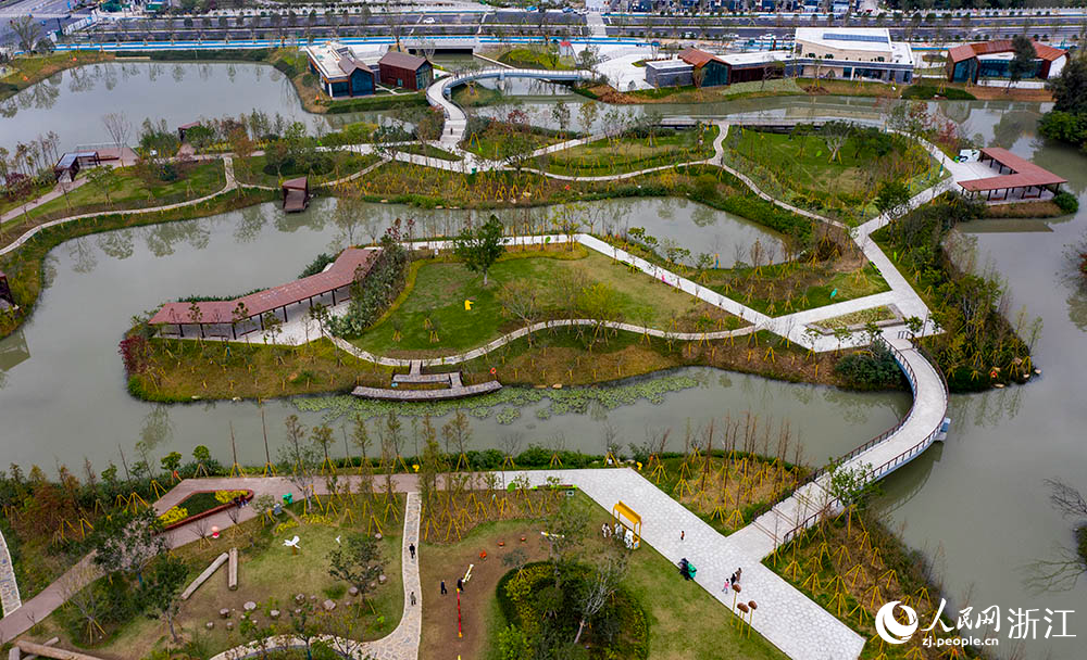 空中俯瞰龍港城市濕地公園，水清、河暢、岸綠，一派欣欣向榮的景象。人民網 章勇濤攝