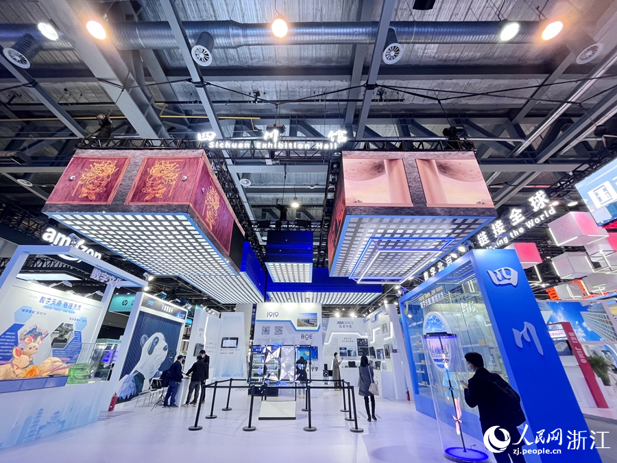 參觀者逛展。人民網 記者張麗瑋攝