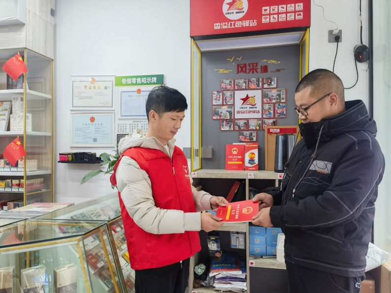 “香溢”志愿者為零售客戶送“法”上門。屠娟攝