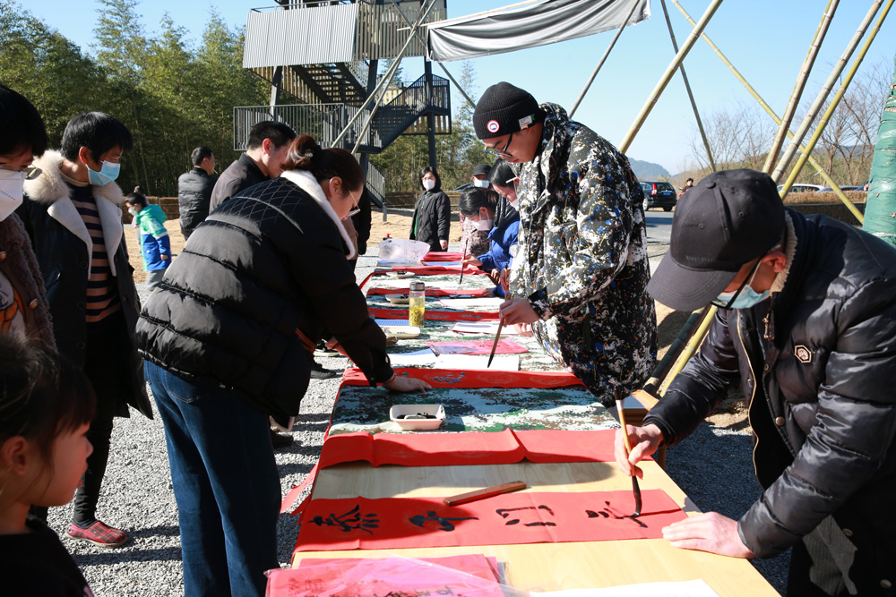 近日，湖州市安吉縣孝豐鎮溪南村文化禮堂舉辦了一場新年集市。湖州市文明辦供圖