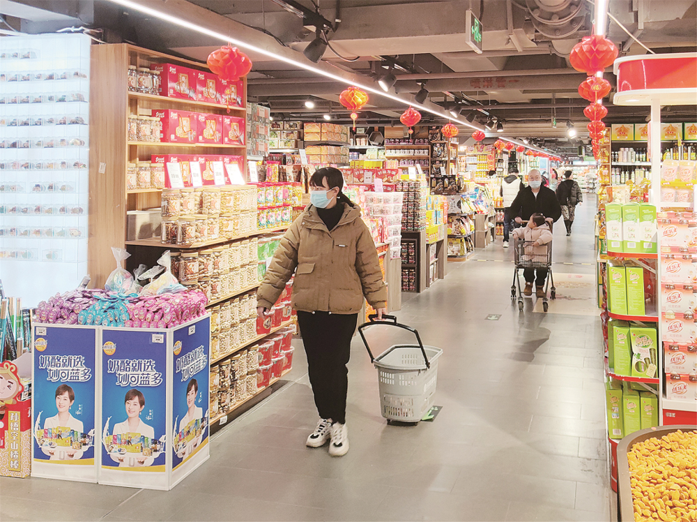 市民忙采購。黃瀚攝