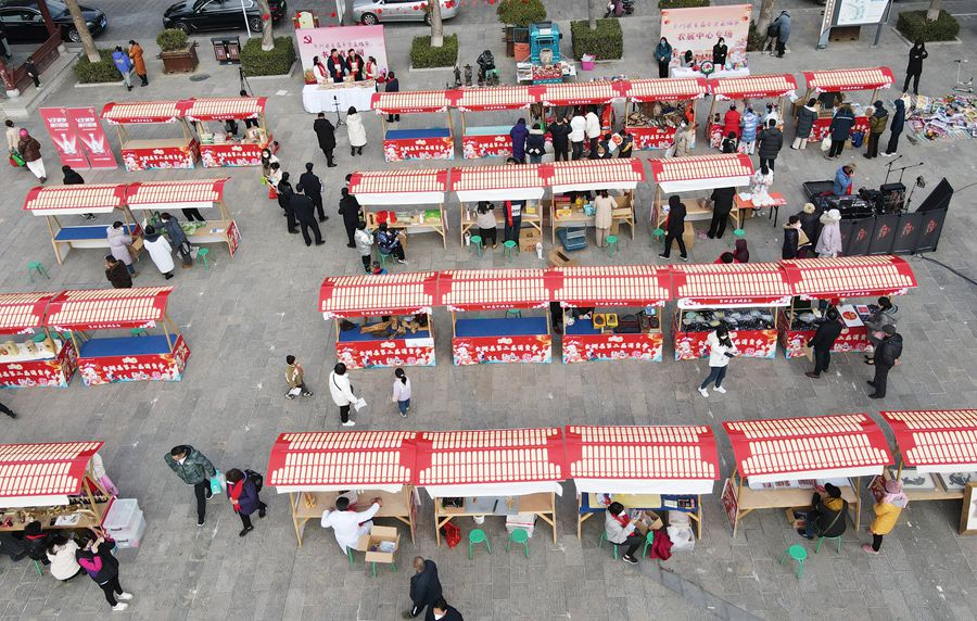 作為節前拉動消費的重頭戲，本次活動共設立了餐飲、土特產、電商直播三個區域。陳義寶攝