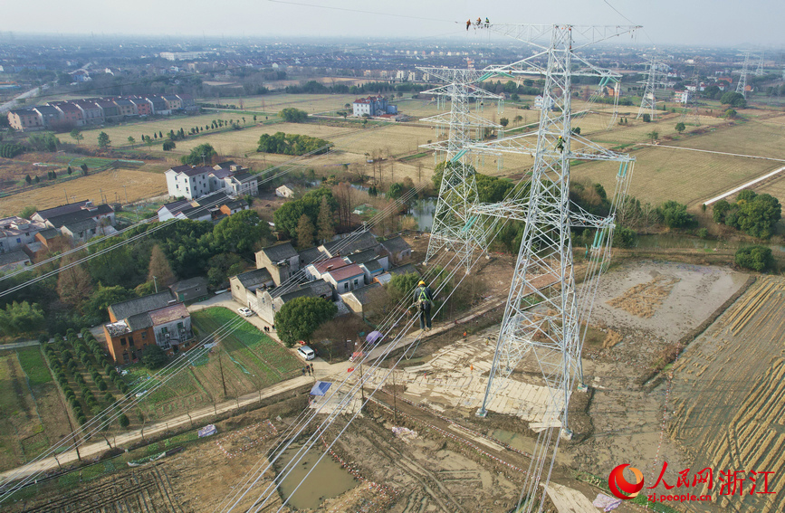 輸電塔上的“蜘蛛人”。人民網 記者郭揚攝