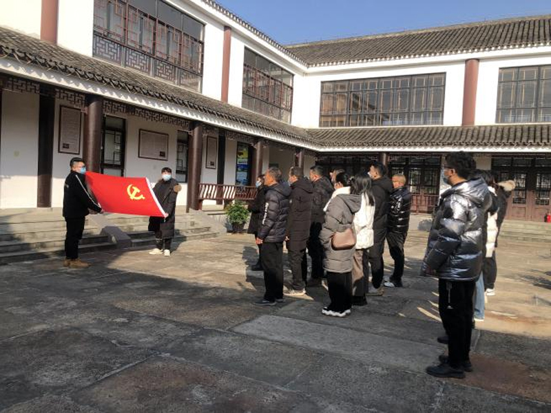 流動黨員們面對黨旗莊嚴宣誓。金清鎮供圖