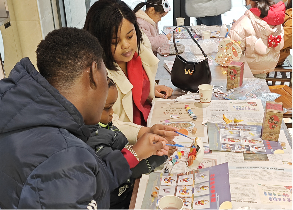 Alex一家體驗傳統民俗活動。文成縣委宣傳部供圖