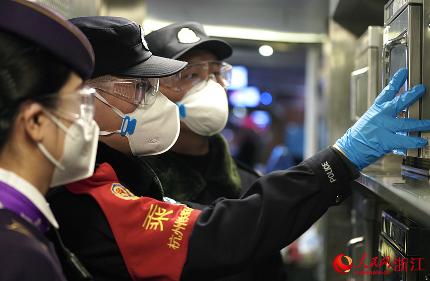 檢查餐車的相關設備。人民網記者 郭揚攝