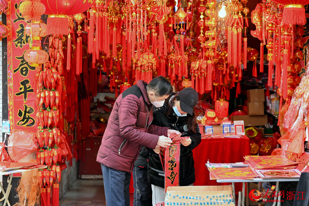 1月21日，杭州大馬弄附近的禮品店里，市民正在挑選對聯。人民網 葉賓得攝