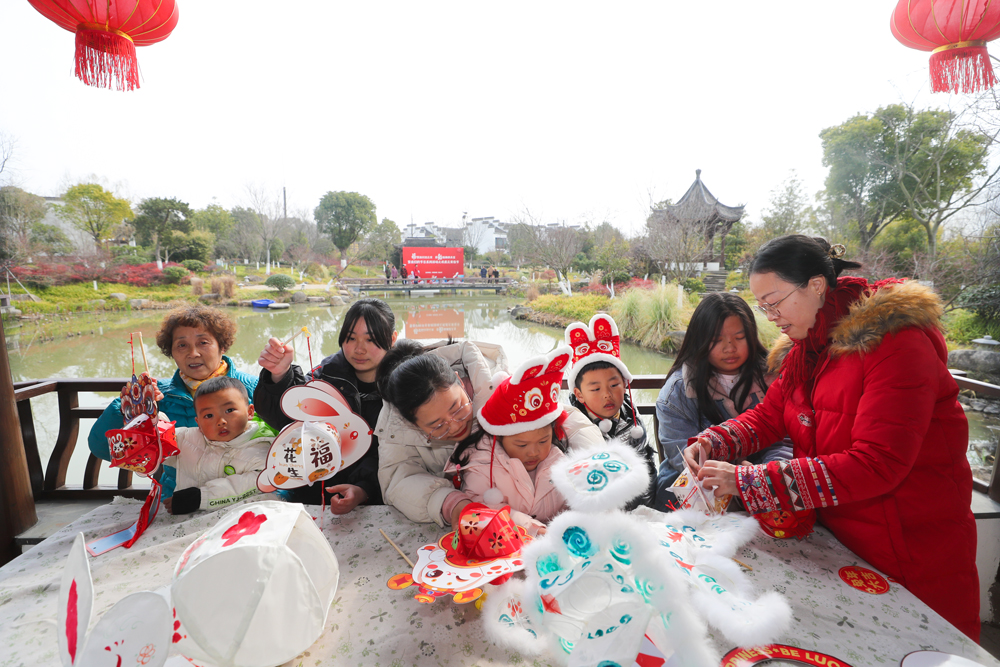 村民制作花燈。王正攝
