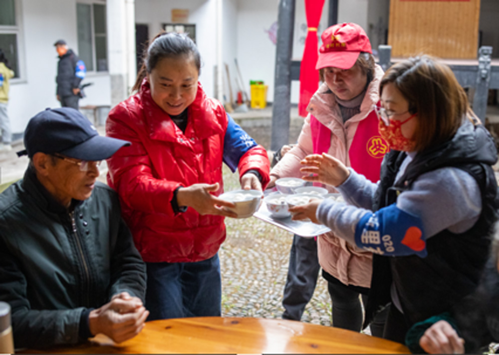 志愿者們送湯圓。新昌縣委宣傳部供圖