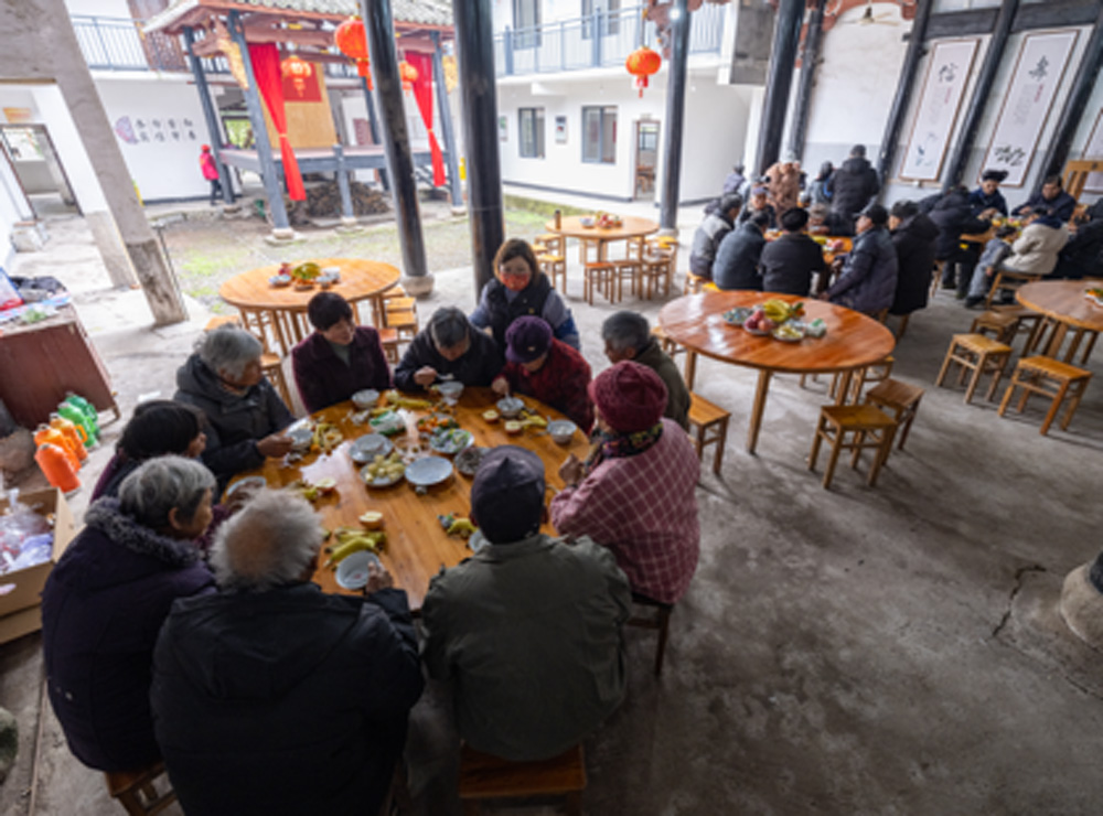 老人們吃湯圓。新昌縣委宣傳部供圖