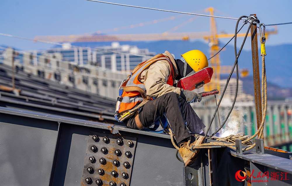 麗水國際會展中心項目施工現場，工人正在緊張作業。人民網 章勇濤攝
