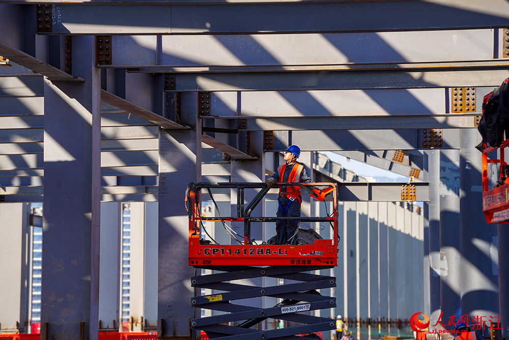 麗水國際會展中心項目施工現場，工人正在緊張作業。人民網 章勇濤攝
