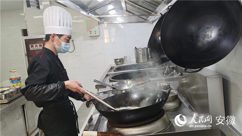 后廚正在烹制菜肴。人民網 胡雨松攝