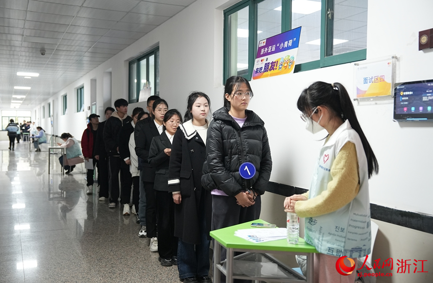 學生志愿者等待面試。人民網 張帆攝