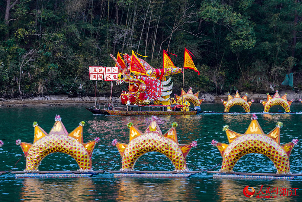 在麗水云和縣，100多節、長達280多米的“甌江蛟龍”橫臥在江面上。人民網 章勇濤攝