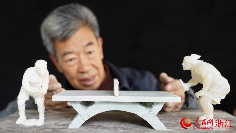 錢高潮正在創作亞運主題石雕。?人民網記者 郭揚攝
