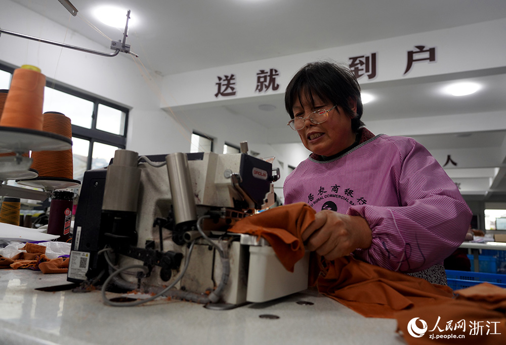 在浙江省臺州市仙居縣田市鎮水閣村“共富工坊”，工人們忙著趕制服裝。人民網 章勇濤攝
