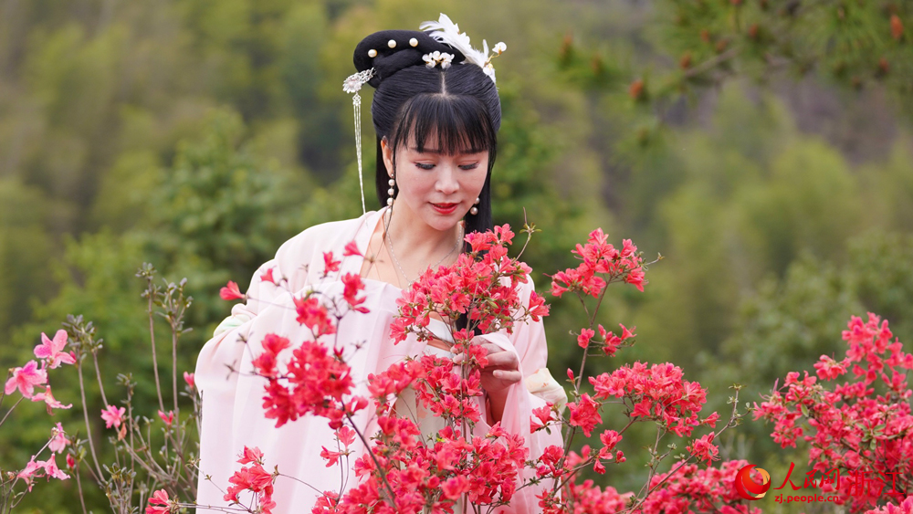 浙江仙居橫溪·白冠山第四屆杜鵑花節暨“文化賦能”行動在垟莊村啟動。人民網記者 郭揚攝