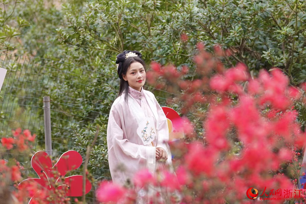 浙江仙居橫溪·白冠山第四屆杜鵑花節暨“文化賦能”行動在垟莊村啟動。人民網記者 郭揚攝