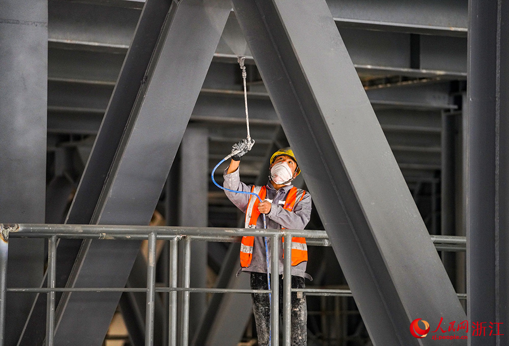 4月3日，中建四局的工人正在項目現場緊張作業。人民網 章勇濤攝