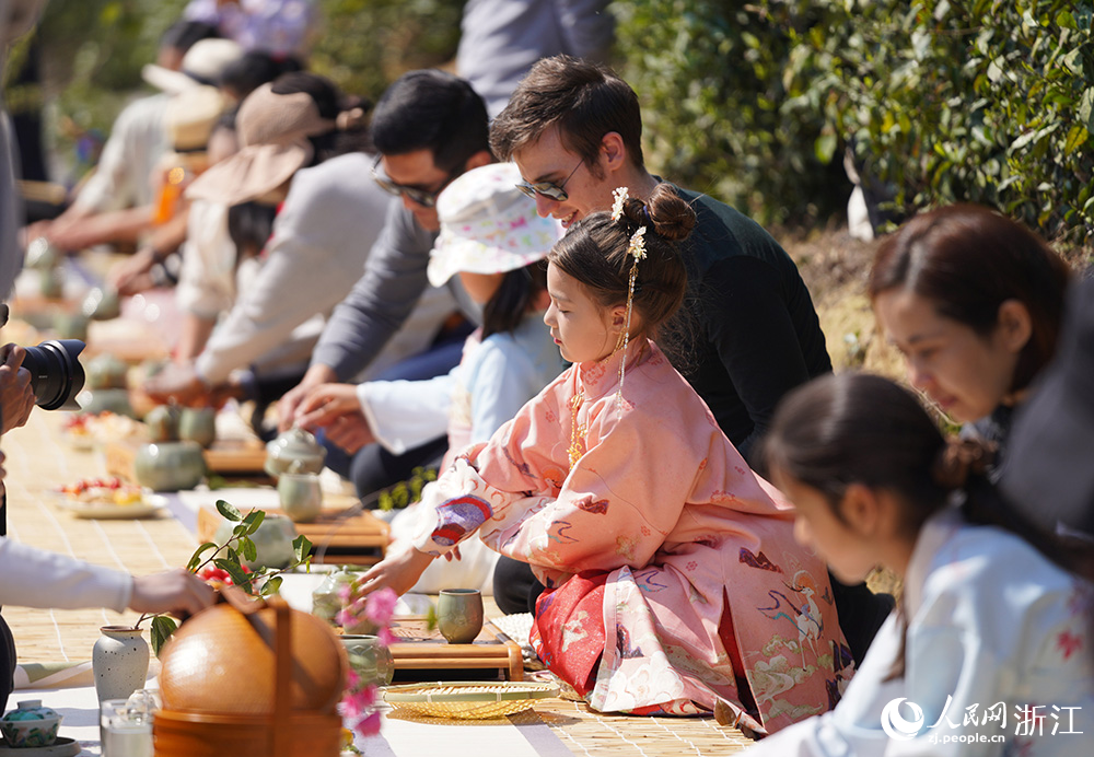 大家在茶藝師的指導下學習茶藝。人民網 章勇濤攝