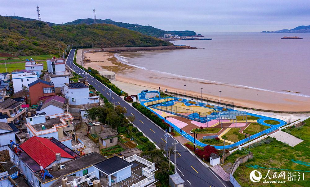 空中俯瞰浙江省舟山市嵊泗縣一條條美麗公路。人民網 章勇濤攝