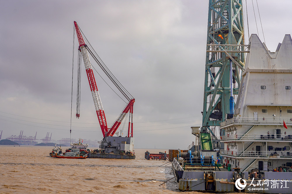 寧波舟山港六橫大橋二期工程，中國鐵建大橋局的工人們在青龍門通航孔橋Q3鉆孔平臺施工。人民網 章勇濤攝