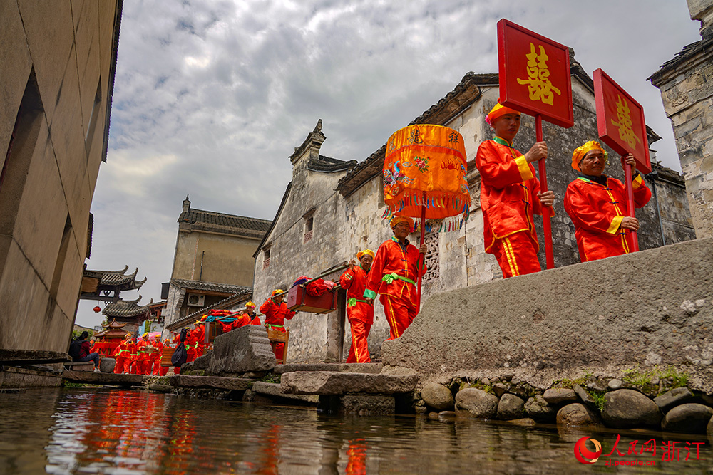 4月28日，十里紅妝巡游在寧波市寧?？h前童古鎮上演。人民網 章勇濤攝