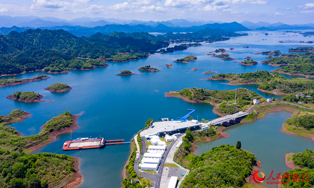 湖面上綠色小島星羅棋布、港灣縱橫交錯，風景美如畫。人民網 章勇濤攝