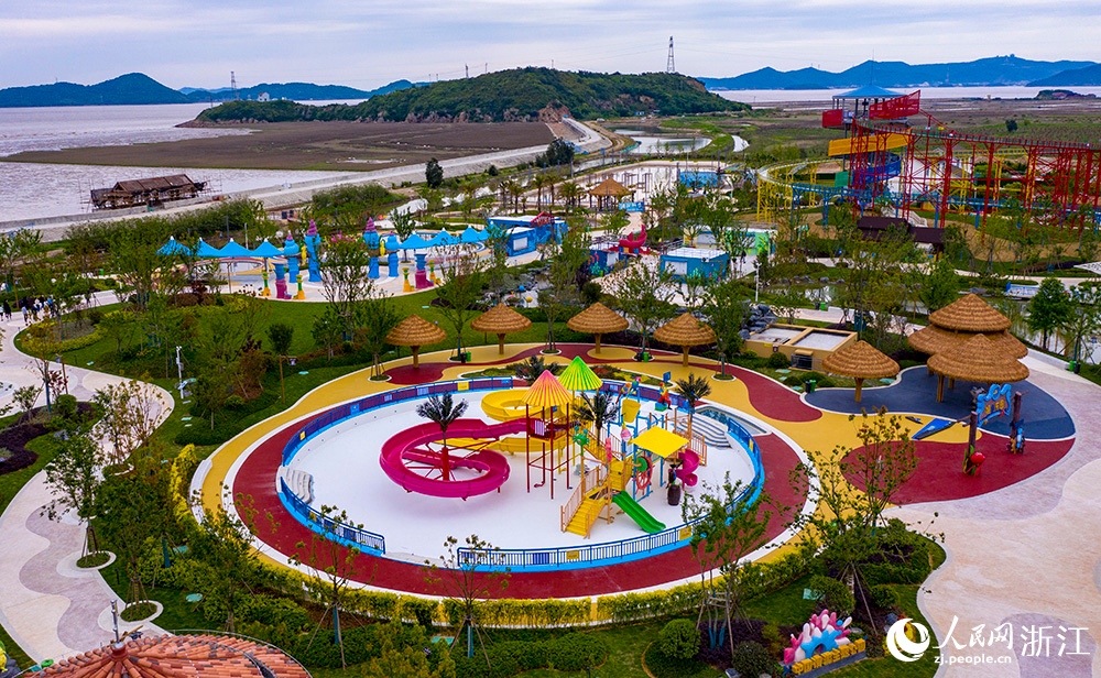 空中俯瞰浙江省舟山市岱山縣秀山島主題滑泥公園。人民網 章勇濤攝