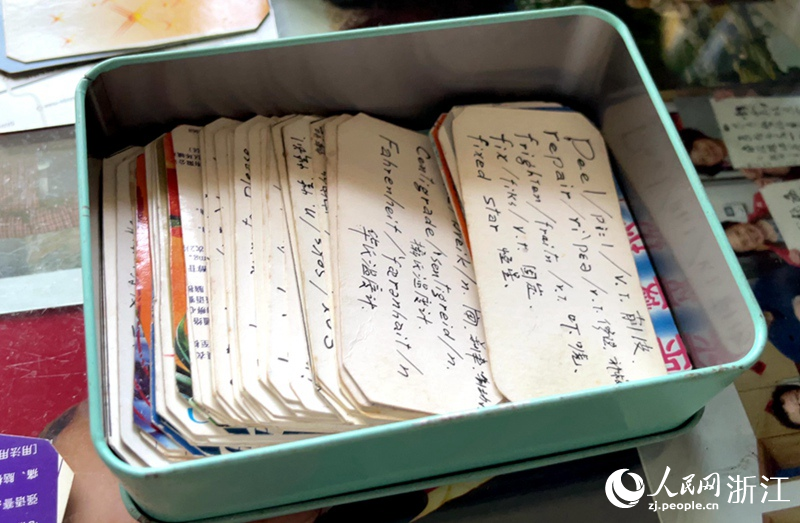 王爺爺學習英語的卡片。人民網 陳陸洵攝