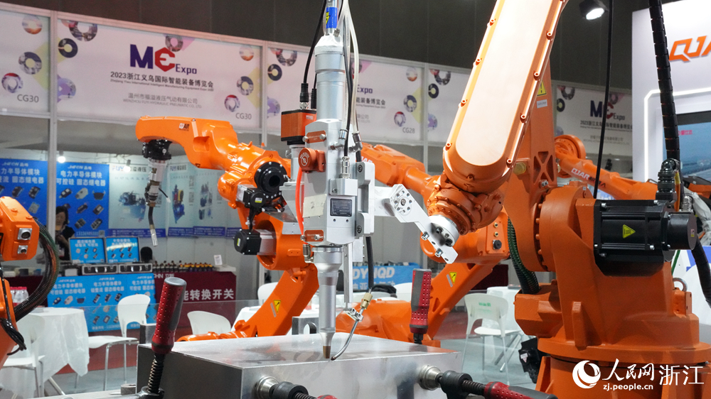 智能機械臂正在工作。人民網 陳陸洵攝