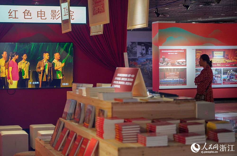 6月19日，市民在觀看展覽。人民網 章勇濤攝