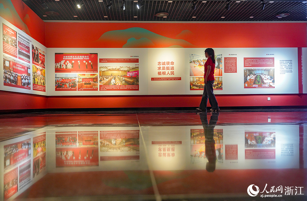 6月19日，市民在觀看展覽。人民網 章勇濤攝