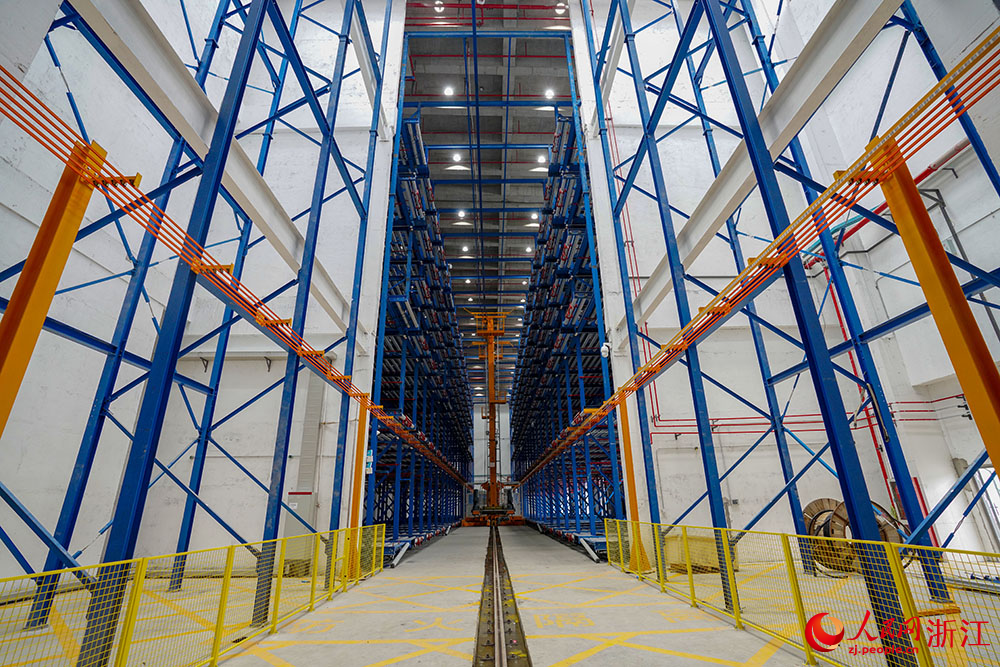 杭州蕭山機場國際貨站的多層立體智能化集裝貨架。人民網 章勇濤攝