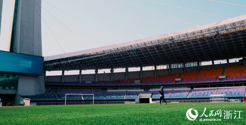 周珍在黃龍體育場內。人民網記者 張帆攝