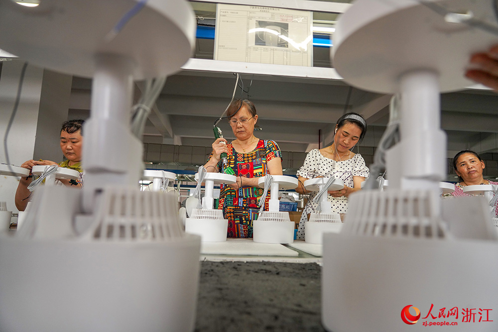 7月11日，工人在浙江省慈溪市掌起鎮一家電企業生產電風扇。人民網 章勇濤攝