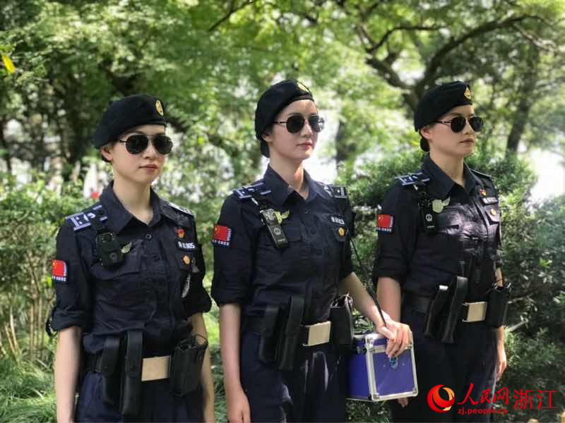 陳佳瑩和隊員在做出發巡邏前的準備。人民網 秦銘澤攝