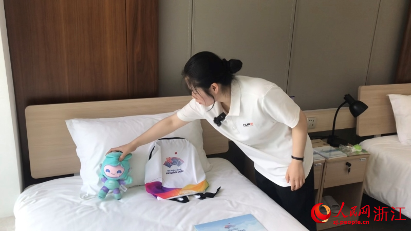 林松松對運動員房間進行日常整理。人民網 秦銘澤攝