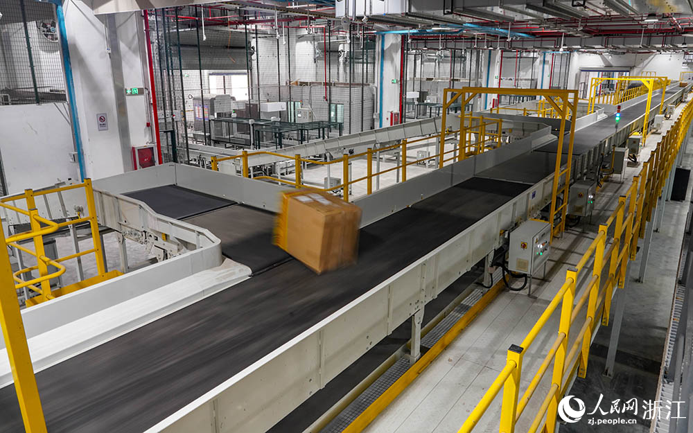 杭州機場東區國際貨站貨物分揀系統。人民網 章勇濤攝
