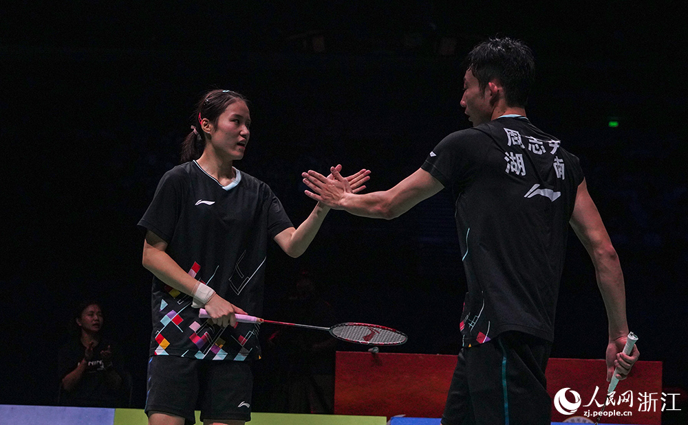 8月13日，在寧波奧體中心體育館，湖南隊組合周志宏和唐睿芝在比賽中慶祝得分。人民網 章勇濤攝