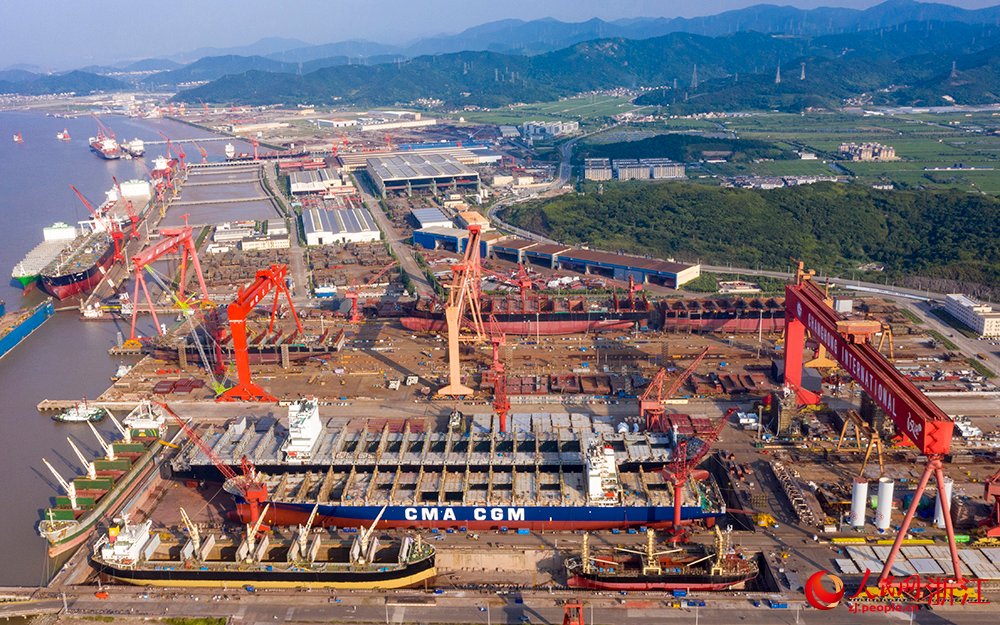 近日，在舟山一船舶修造有限公司，除銹、焊接、安裝等工位同步展開，工人們開足馬力趕制船舶訂單。人民網 章勇濤攝