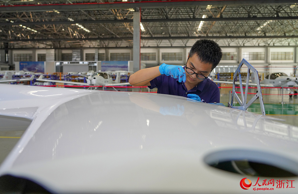 8月24日，技術人員對飛機進行安裝調試。人民網 章勇濤攝