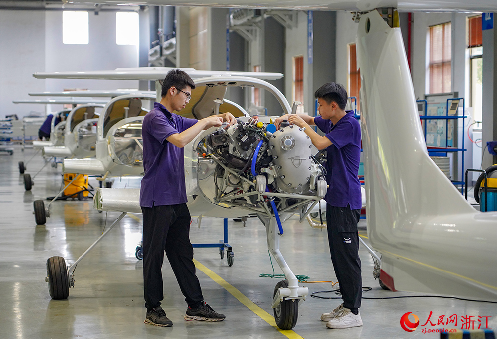 8月24日，技術人員對飛機進行安裝調試。人民網 章勇濤攝